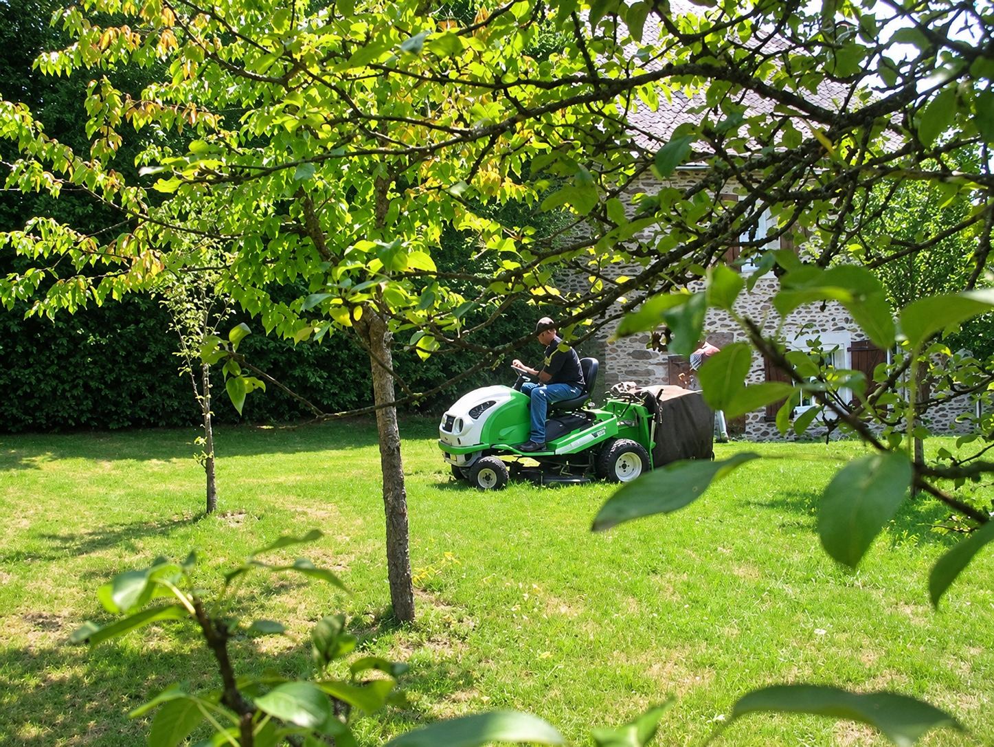 Tonte avec une tondeuse autoportée